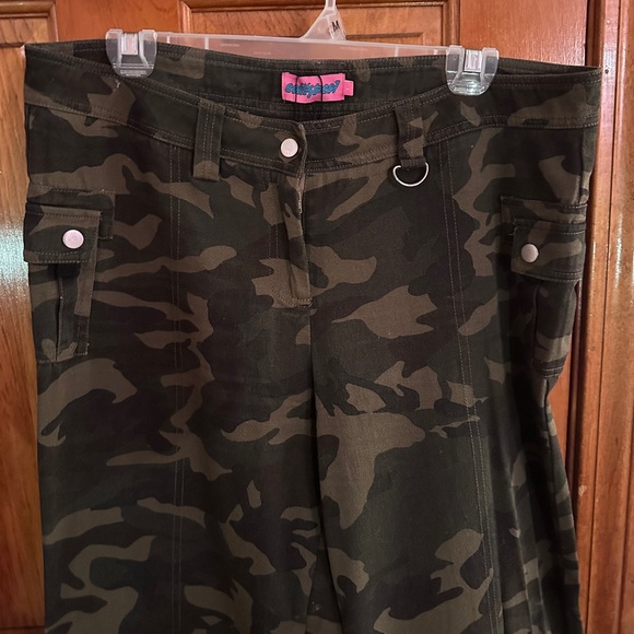 Edikted Aya Low-Rise Camo Cargo Pants - Picture 6 of 15